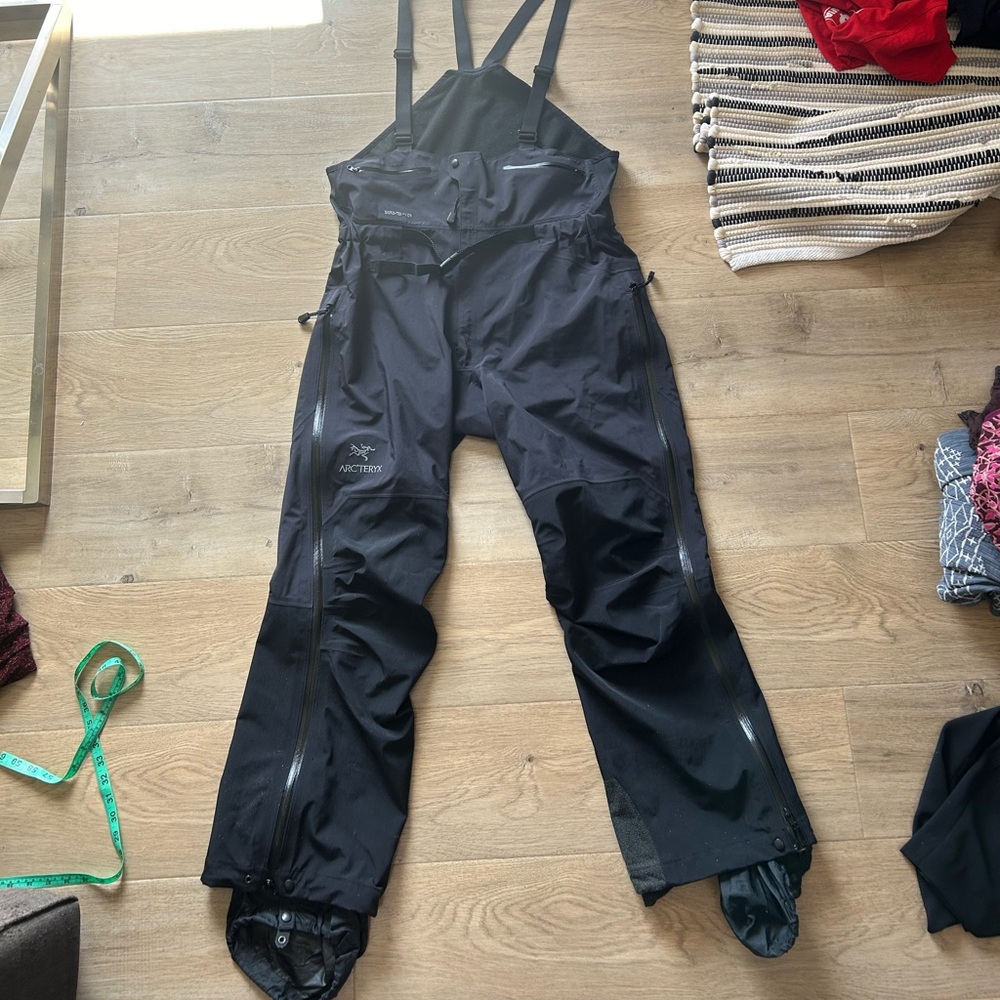 Vintage Arc'teryx Black Performance Jumpsuit for Winter Sports